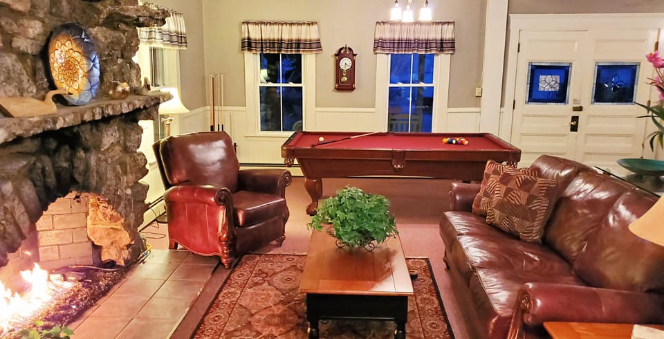 Twin Room | Living room | 32-inch flat-screen TV with cable channels, TV, iPod dock