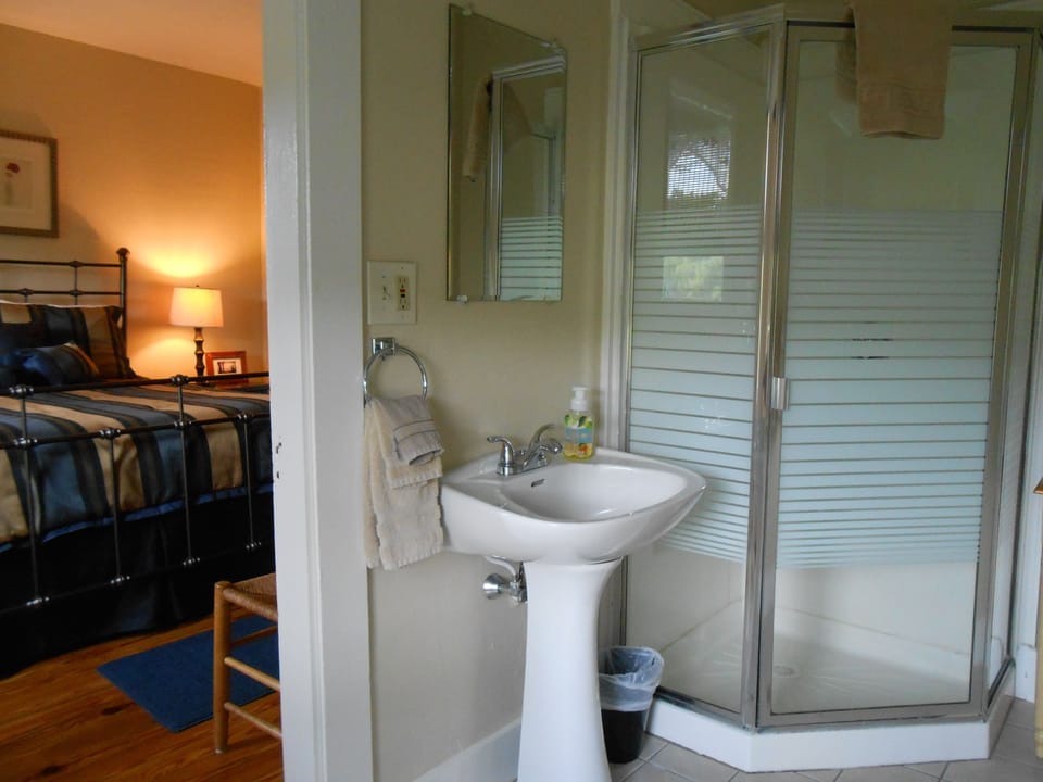 Room, 1 Queen Bed | Bathroom | Free toiletries, hair dryer, towels, soap