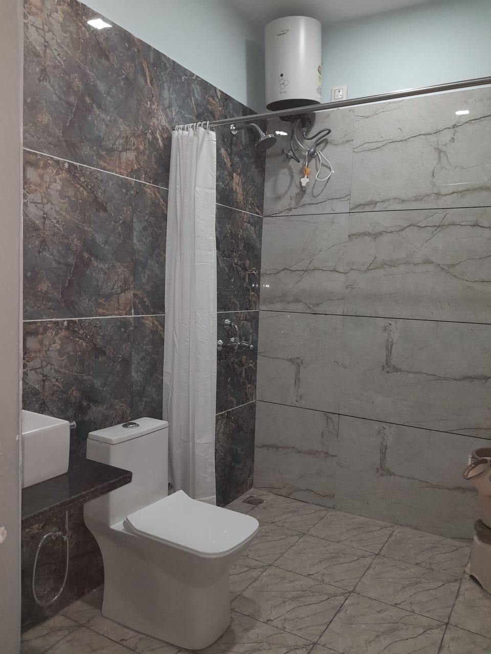 Deluxe Room | Bathroom | Shower, towels, soap, shampoo