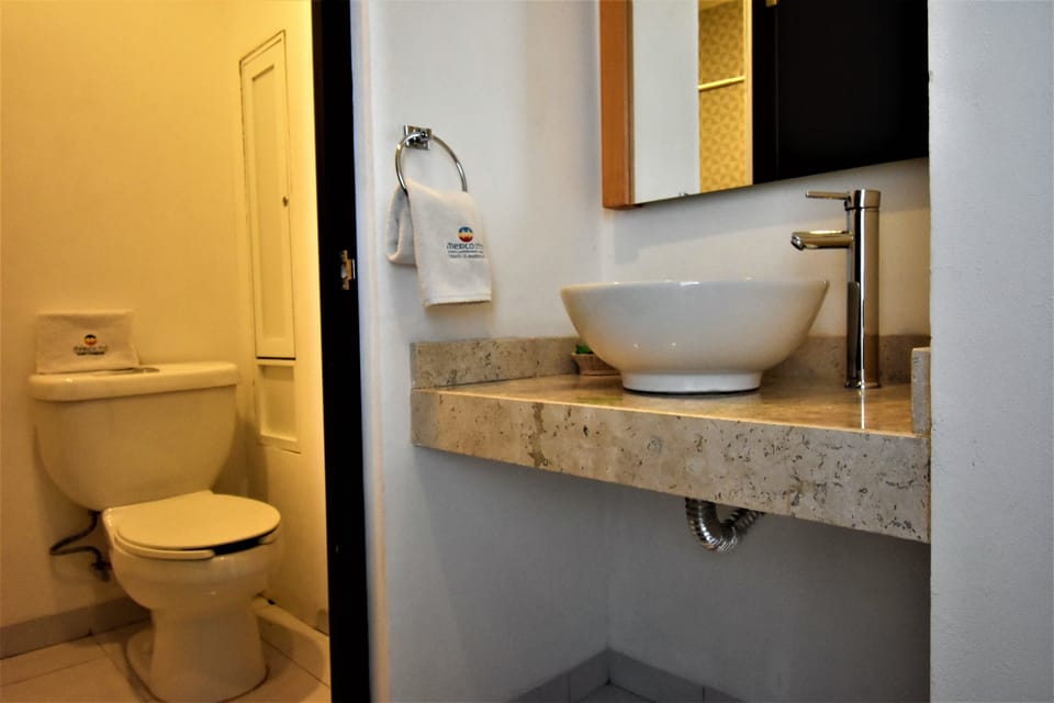 Shower, free toiletries, towels