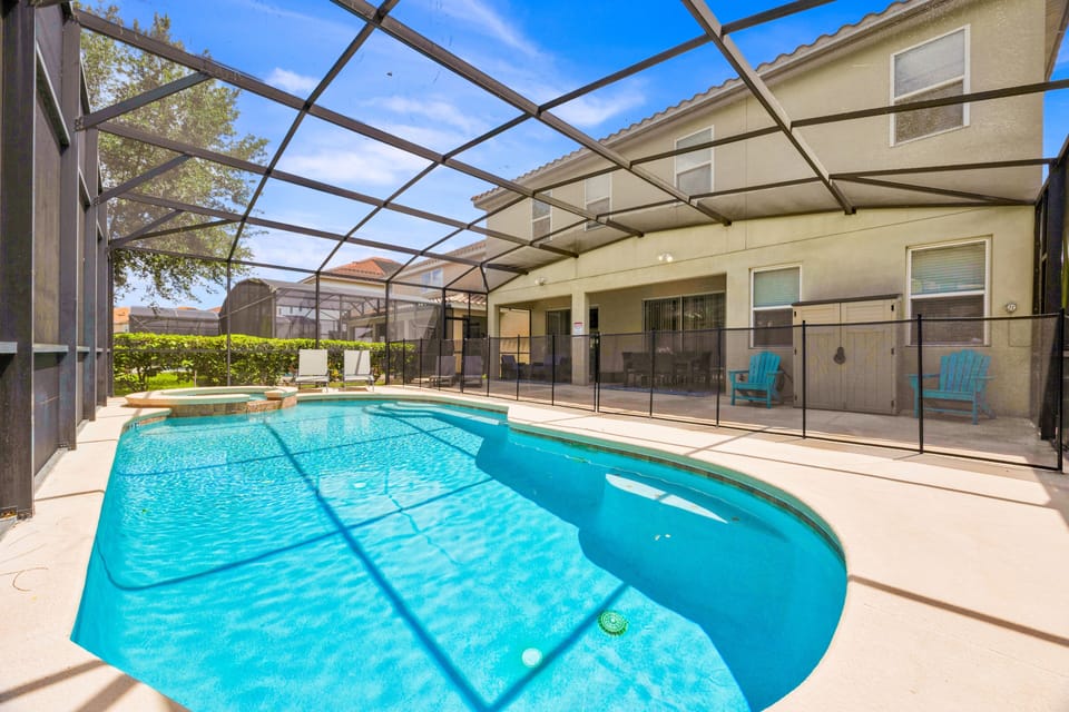Soak up the Florida sunshine—or relax in the shade! ☀️🌴 Our private pool and bubbling spa are perfect for fun or unwinding. Enjoy outdoor meals at the shaded dining table for 6 or lounge in the covered seating area.