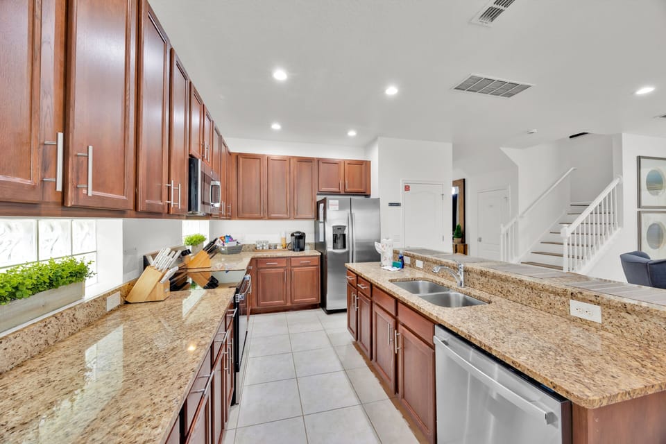 Gather ‘round! 🍽️ This open-concept kitchen is perfect for families and groups, featuring a spacious layout and four high-top bar stools—ideal for casual meals, morning coffee, or late-night snacks.