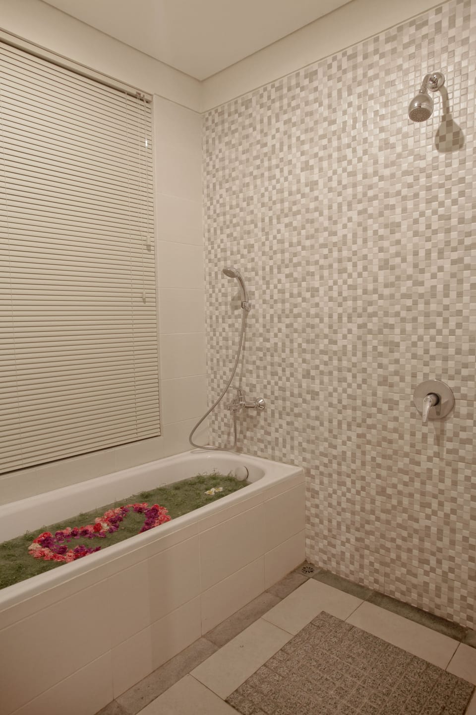 Deluxe Cottage | Deep soaking bathtub