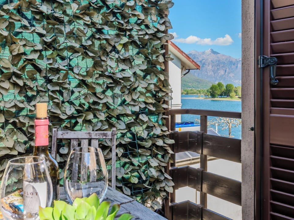Balcony, Shade