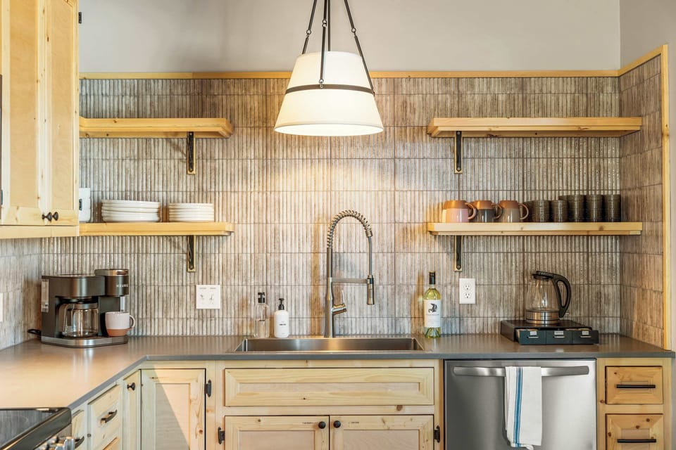 【Kitchen】Commercial-style faucet and open shelving — mugs are on the shelf to your right