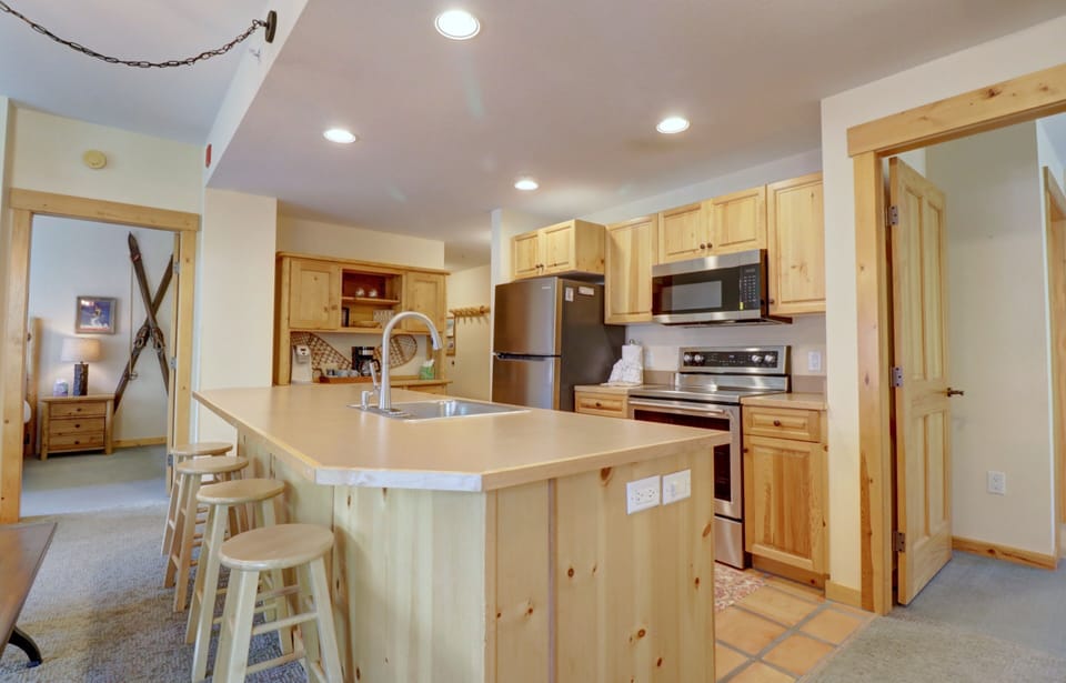Condo, 3 Bedrooms | Private kitchen | Coffee/tea maker, fridge, oven, toaster