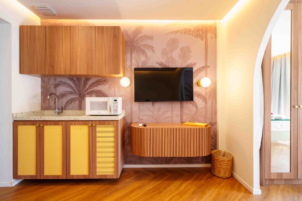 Superior Suite, Hot Tub, Garden View | Laptop workspace, free WiFi, bed sheets