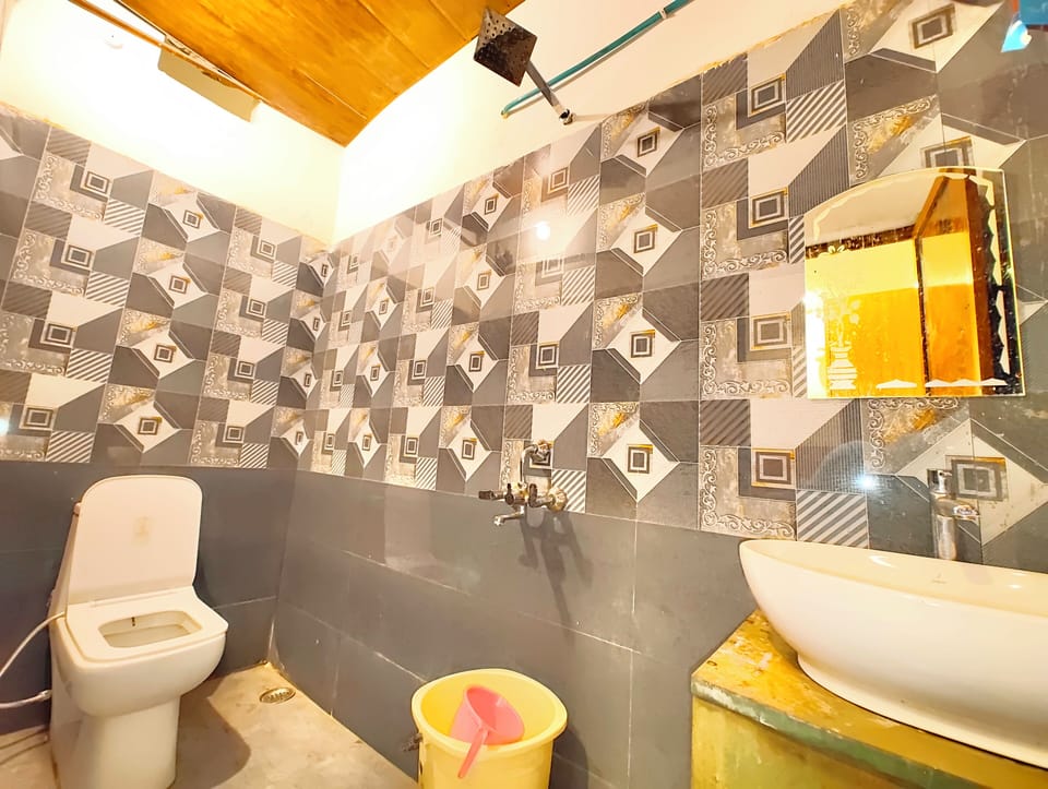 Family Room | Bathroom | Shower, rainfall showerhead, free toiletries, towels