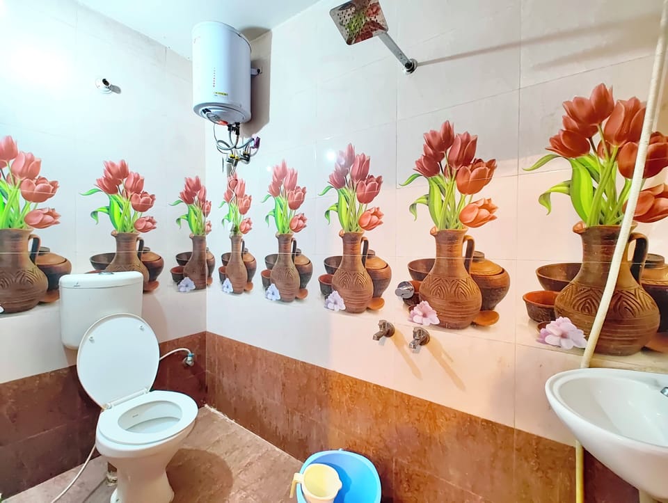 Deluxe Triple Room | Bathroom | Shower, rainfall showerhead, free toiletries, towels