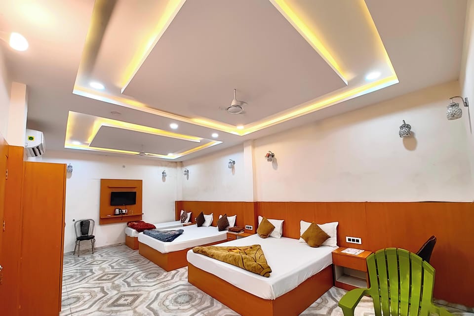 Family Room | Hypo-allergenic bedding, desk, soundproofing, free WiFi
