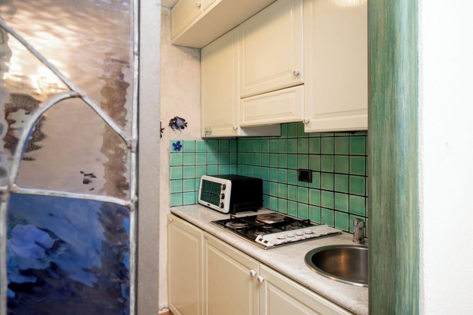 Apartment, 1 Bedroom, Patio | Private kitchen | Oven, stovetop, cookware/dishes/utensils