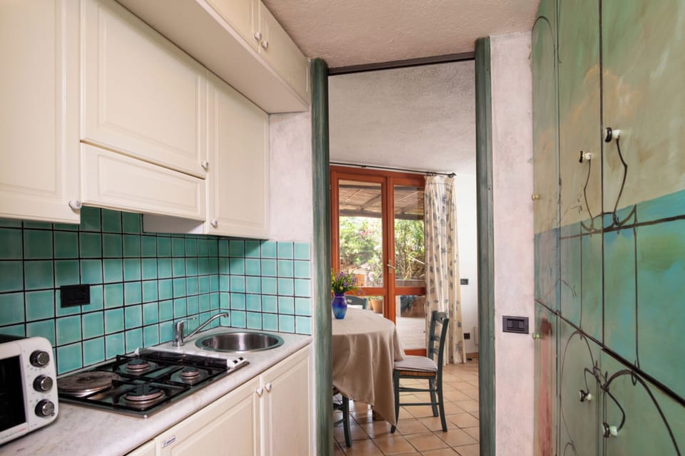 Apartment, 1 Bedroom, Patio | Private kitchen | Oven, stovetop, cookware/dishes/utensils