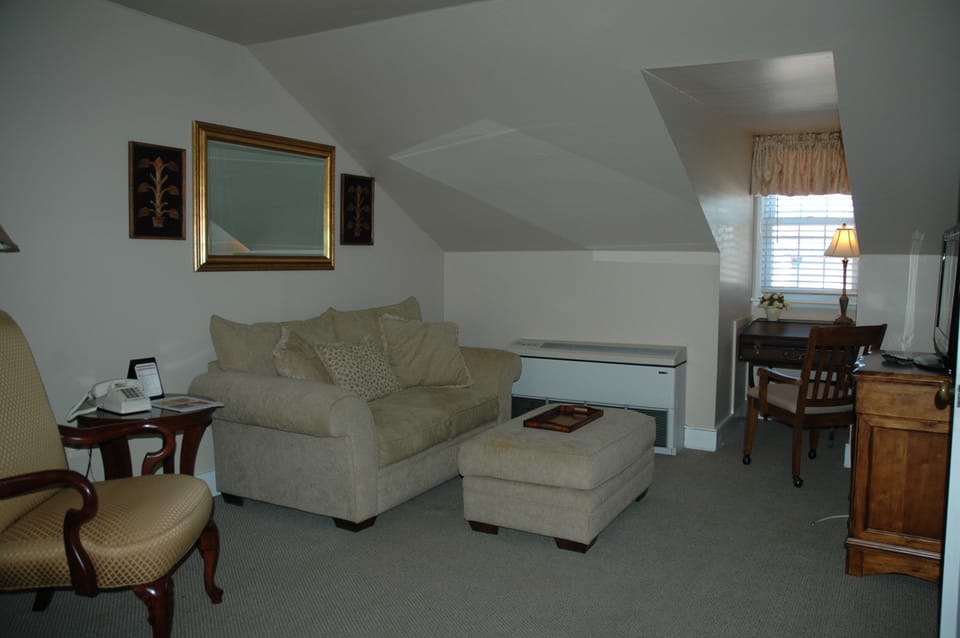 Chloe's Loft | Living area | Flat-screen TV