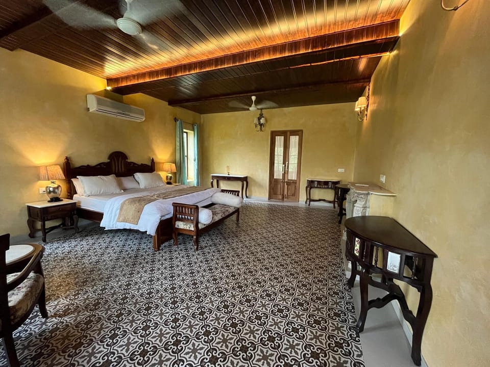 Luxury Suite, Garden View | Egyptian cotton sheets, premium bedding, laptop workspace, WiFi (free)