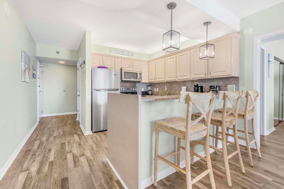 Eat-in kitchen bar seating