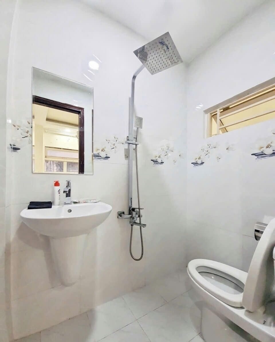 Deluxe Double Room | Bathroom | Shower, hair dryer, towels, soap
