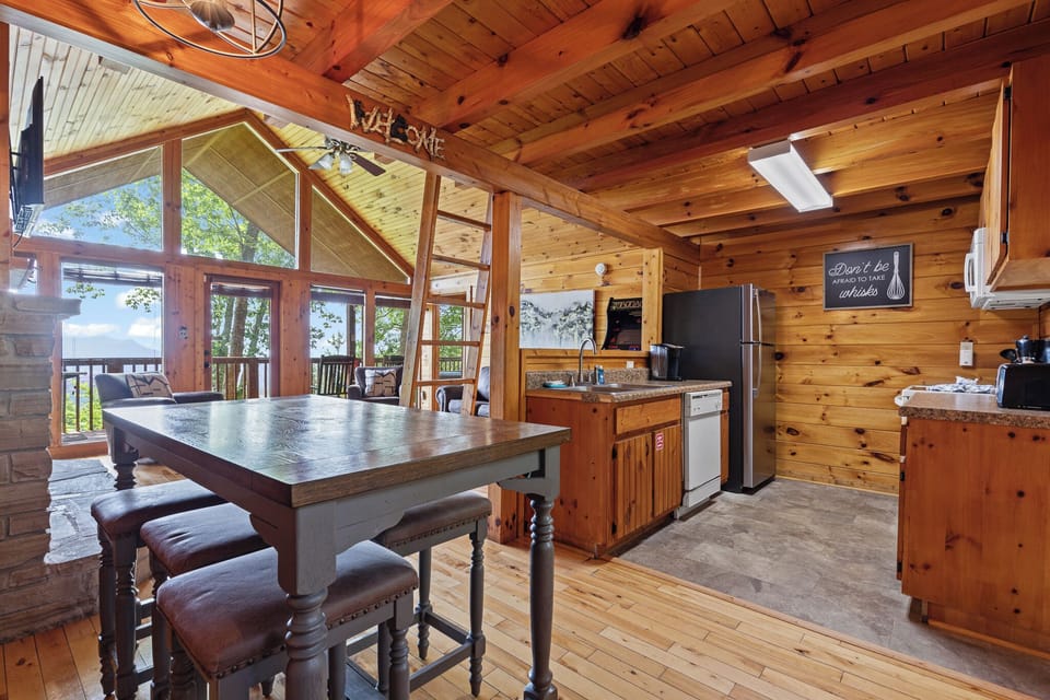 Family Cabin, 2 Bedrooms, Balcony, Mountain View | In-room dining