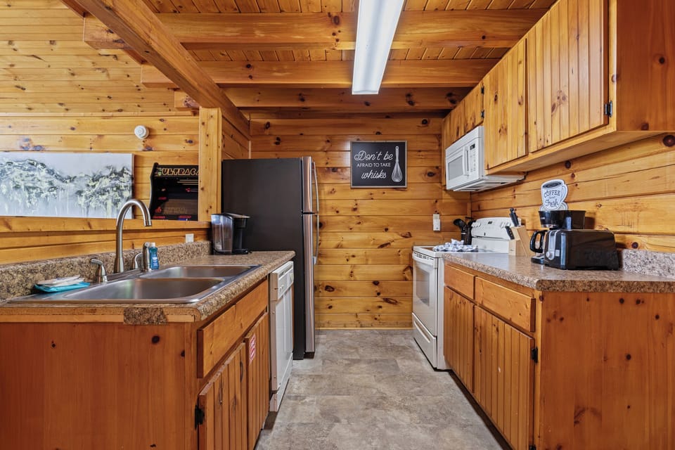 Family Cabin, 2 Bedrooms, Balcony, Mountain View | Private kitchen | Fridge, microwave, oven, dishwasher
