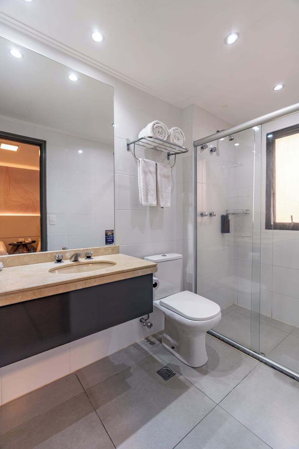 Shower, free toiletries, towels