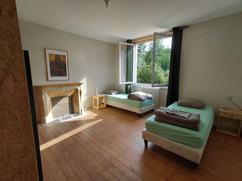 Basic Quadruple Room, Park View | Desk