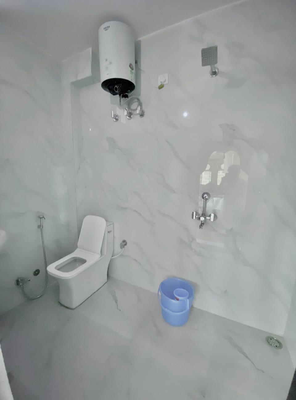 Deluxe Suite | Bathroom | Bathrobes, slippers, towels, soap