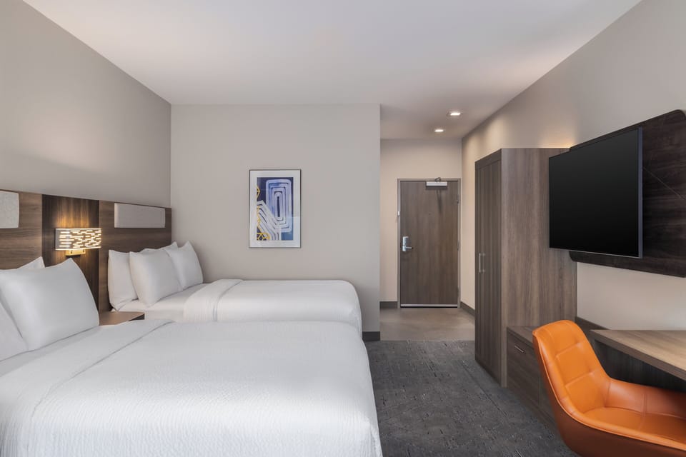 Premium bedding, in-room safe, desk, laptop workspace