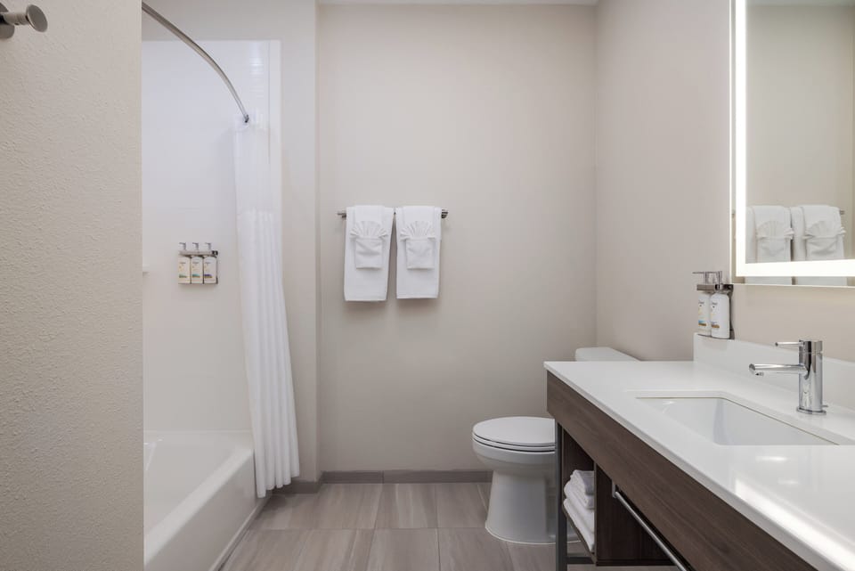 Premium bedding, in-room safe, desk, laptop workspace