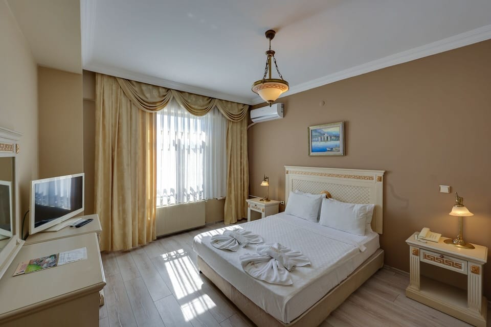Standard Room, City View | Minibar, in-room safe, blackout drapes, soundproofing