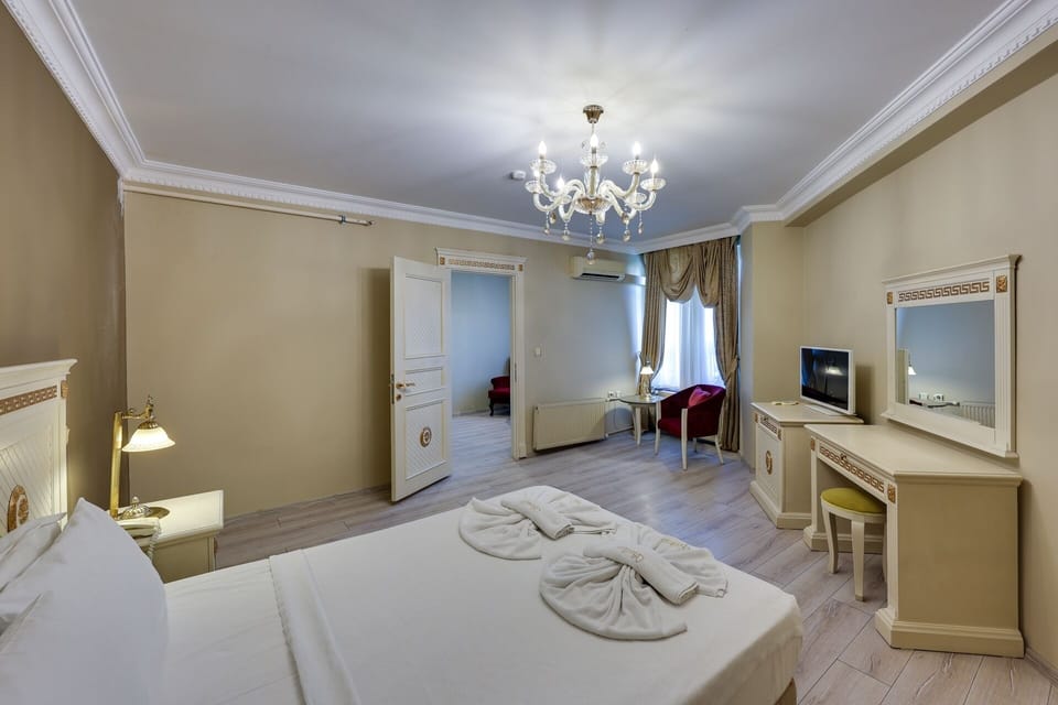 Deluxe Suite, Mountain View | Minibar, in-room safe, blackout drapes, soundproofing