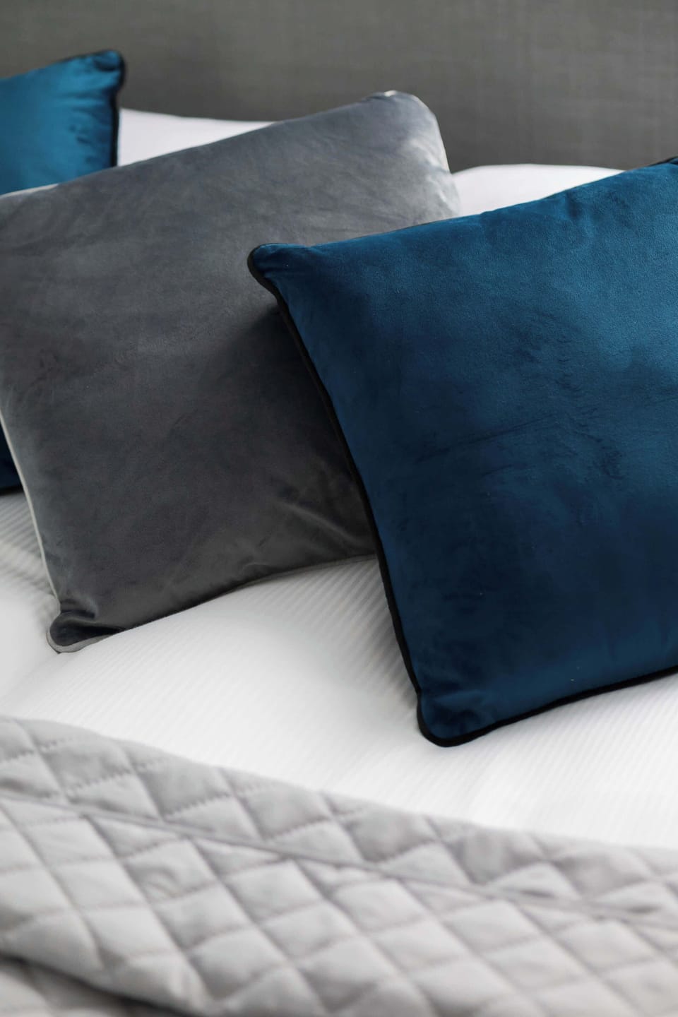 Decorative details/cushions.