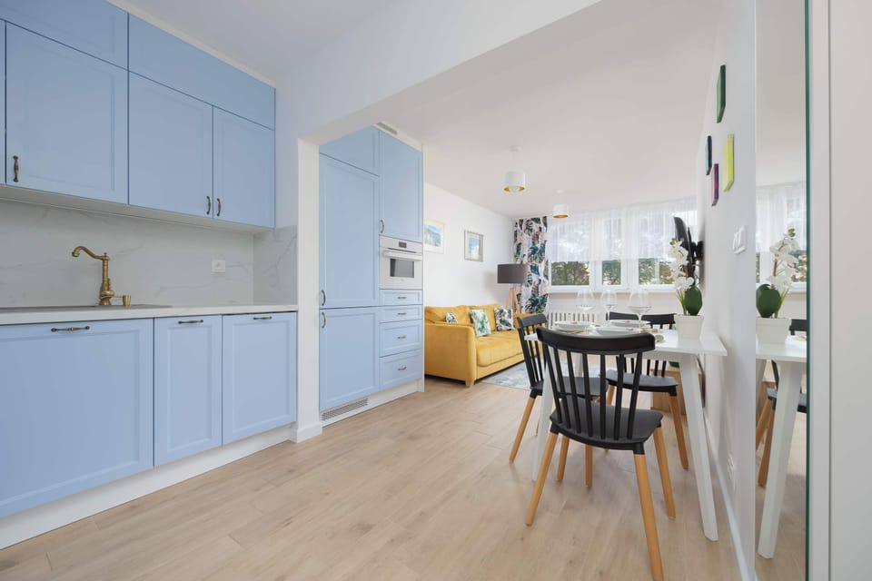 A practical and bright kitchen with a green view makes cooking feel enjoyable.