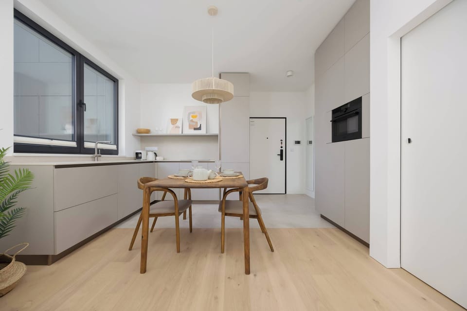 Fully equipped kitchenette with bright accents and neutral tones – Functional and stylish for everyday cooking