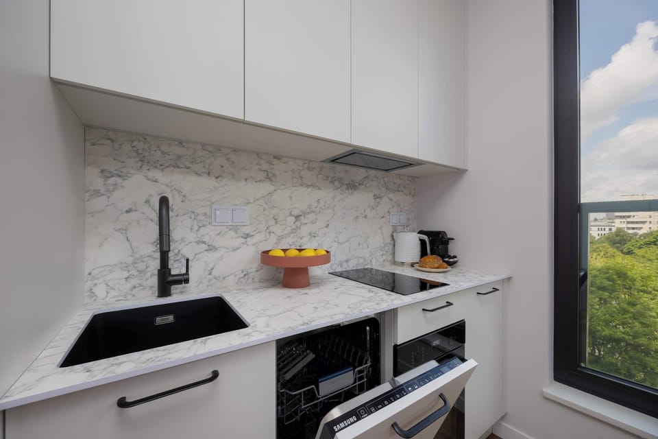 Fully equipped kitchenette with induction hob, oven, refrigerator, freezer, electric kettle, coffee maker (capsule), toaster and dishwasher.