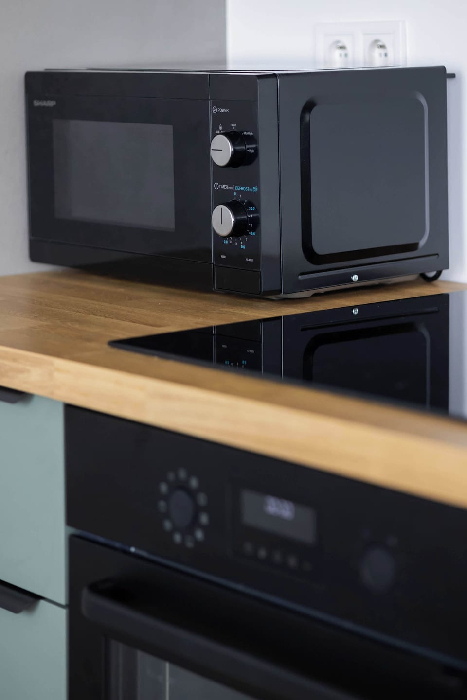 Microwave and oven in a built-in unit – practical appliances for everyday needs.