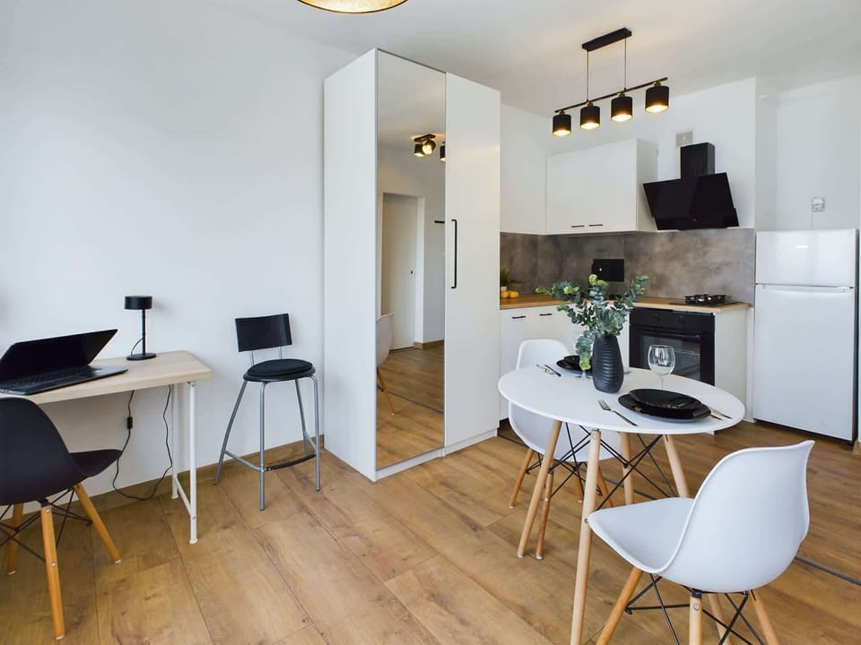 Fully equipped kitchenette with the necessary accessories and kitchen equipment and a dining table.