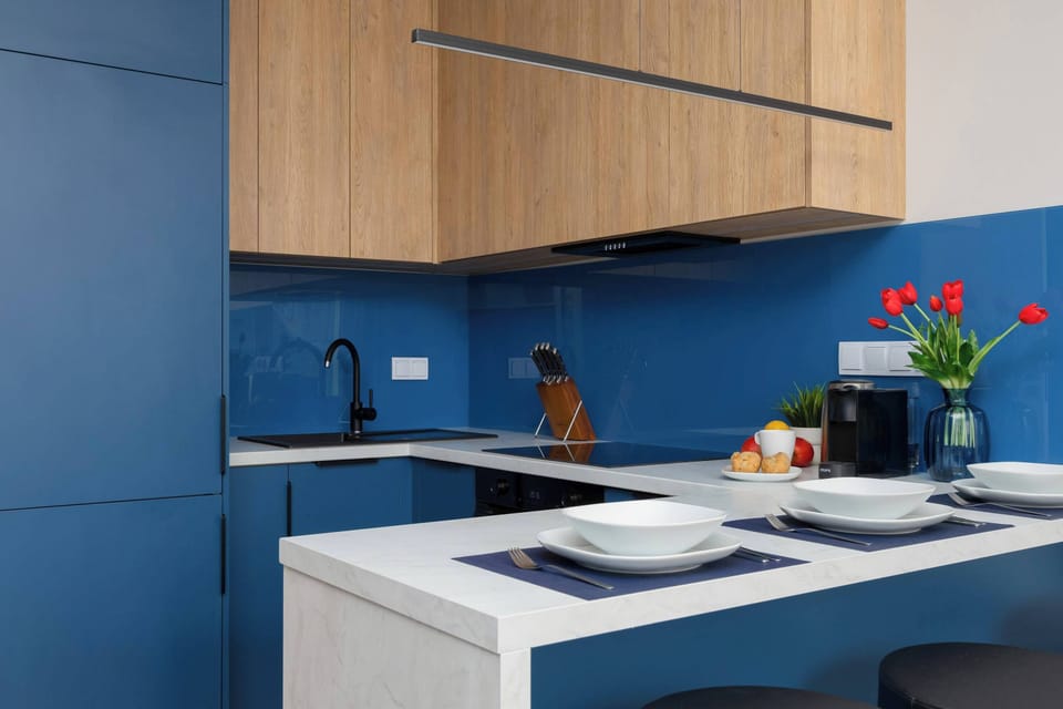 Kitchenette with plenty of kitchen utensils and dishes. 
