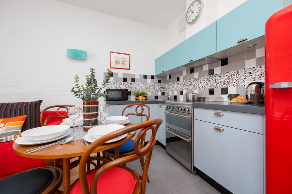 Kitchenette and dining room with a round table and chairs, ideal for communal meals and conversation.