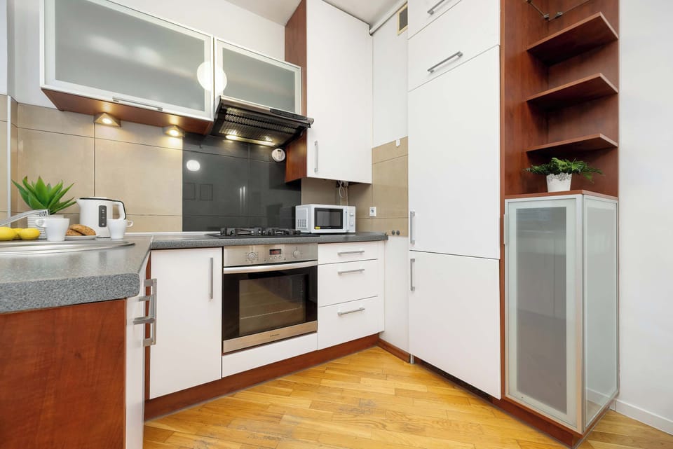 Modern, fully equipped kitchenette. 