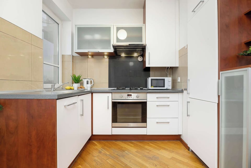 Kitchenette with plenty of kitchen utensils and dishes. 