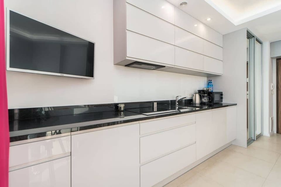 Kitchenette with plenty of kitchen utensils and dishes. 