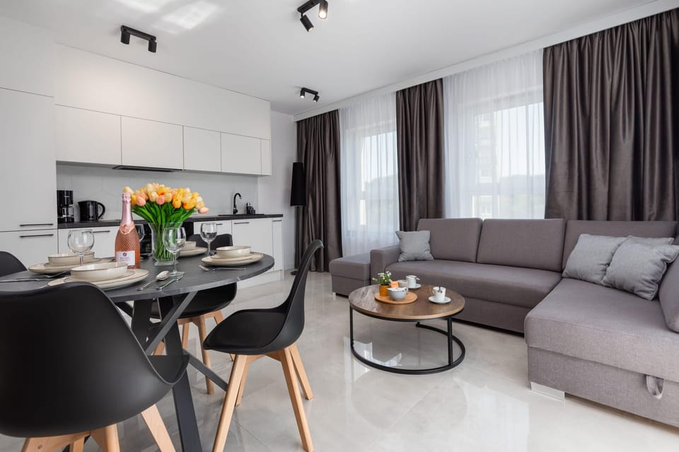 Spacious living room with full equipment. 
