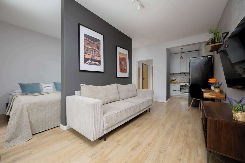 Szersza perspektywa nowoczesnego apartamentu studio. 
