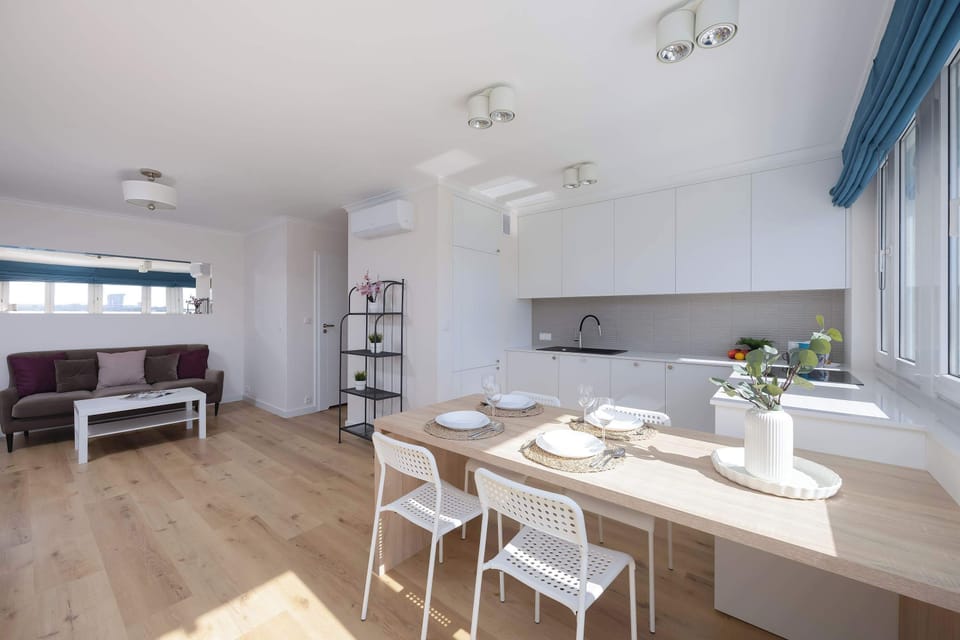 A bright living room with large windows - a space ideal for relaxing together.