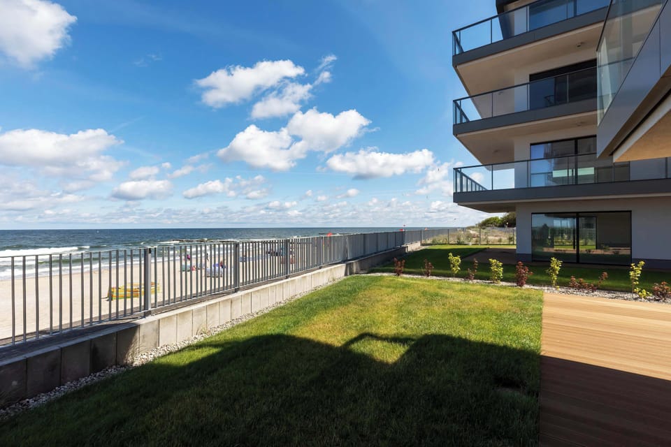 The building is close to charming restaurants and cafes. 