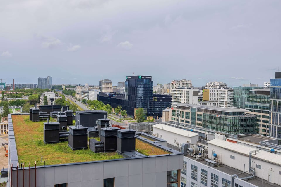 The balcony reveals a sweeping city panorama that catches the eye at first glance.