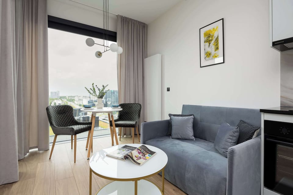 Floor-to-ceiling windows bring in plenty of daylight and open the space onto the balcony.