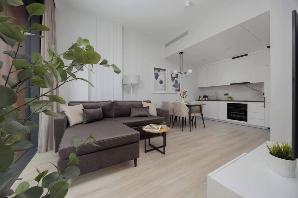 A cozy sitting area in the studio with comfortable armchairs and green plants that add freshness and charm to the interior.