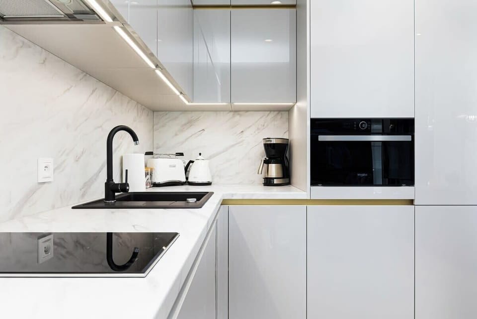 Kitchenette with plenty of kitchen utensils and dishes. 