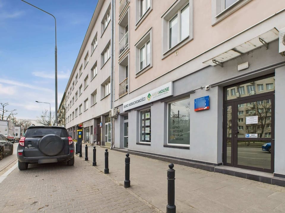 Convenient entrance to the building from the street.