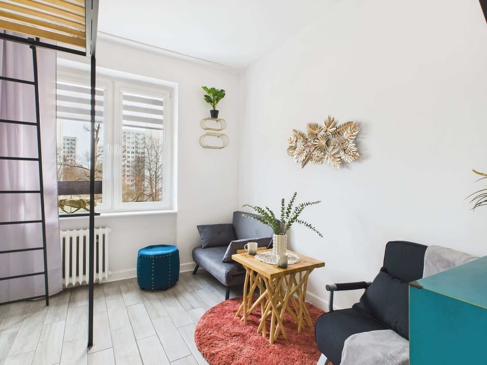 A spacious interior with a high ceiling and a mezzanine that makes optimal use of space and lets in plenty of natural light.
